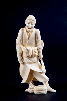 Okimono in avorio "UOMO". Alt. 14 cm ca. Okimono in avorio raffigurante "UOMO". Marcato sul 