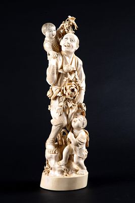 Okimono in avorio "CONTADINO CON BAMBINI". Alt. 47 cm ca. Okimono in avorio raffigurante 