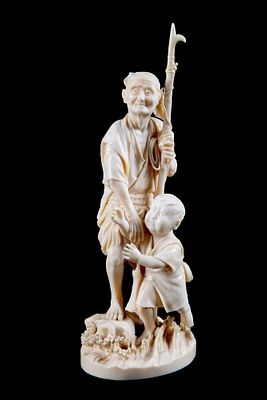 Okimono in avorio "PESCATORE CON BAMBINO". Alt. 25 cm ca. Okimono in avorio raffigurante 