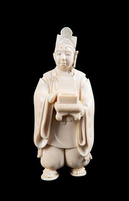 Okimono in avorio "GIOVANE MONACO". 12x5x5,5 cm ca. Okimono in avorio raffigurante "GIOVANE 