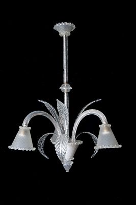 Lampadario a foglie. 97x67 cm ca. Lampadario tre luci in vetro con foglie. XX secolo. Lievi difetti.