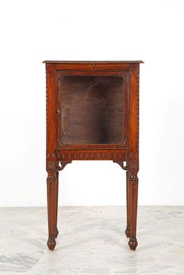 Mobiletto a vetrina. 82,5x43x27 cm ca. Mobiletto a vetrina scolpito e filettato in noce con 