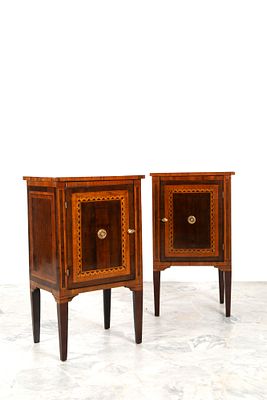 Coppia di comodini. 76x44x32 cm ca. Coppia di comodini Luigi XVI lastronati e filettati in legni 