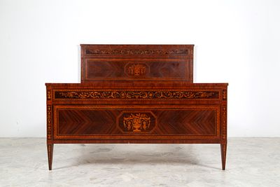 Letto a due piazze. 140x172x210 cm ca. Letto a due piazze lastronato e intarsiato a motivi 