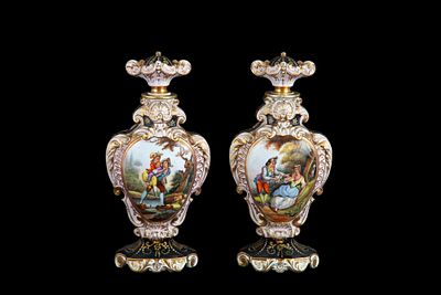 Due vasetti con coperchio. 26x13x8 cm ca. Due vasetti con coperchio in porcellana policroma 