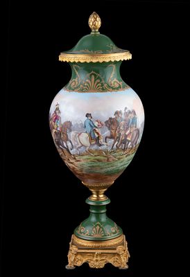 Vaso in porcellana di Sevres. 64x24 cm ca. Vaso in porcellana con guarnizioni in bronzo 