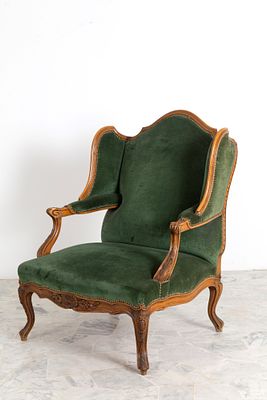 Bergere in velluto verde. 107x80x66 cm ca. Bergere in noce scolpito su gambe, fascia e braccioli 