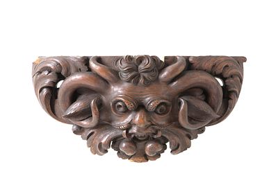 Mascherone in legno. 44x93 cm ca. Mascherone in legno finemente intagliato. XVII secolo. Difetti 