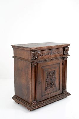 Credenza toscana. 108x102x58 cm ca. Credenza in legno di noce in legno intagliato con cassetto e 
