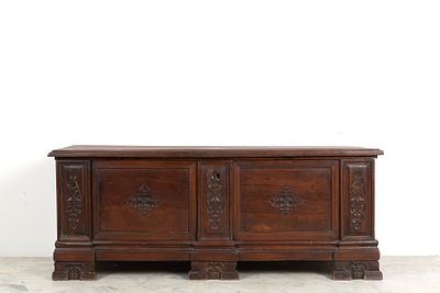 Cassapanca. 62x155x54 cm ca. Cassapanca in legno di noce. XVII secolo.