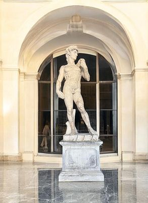 Scultura "DAVID". Alt. 200 cm ca. Scultura in travertino raffigurante "DAVID". Base in 