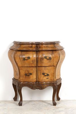 Comodino lombardo. 70x60x32 Comodino bombato lastronato in radica di noce. Lombardia. Inizi XX 