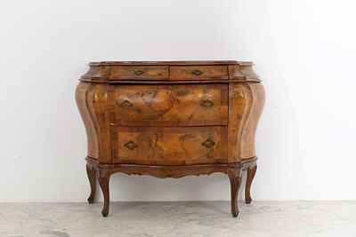 Com&ograve; lombardo. 85x100x50 cm ca. Com&ograve; bombato lastronato in radica di noce. Lombardia. Inizi XX 