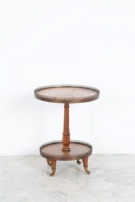 Piccolo etagere a due ripiani. 52x40 cm ca. Piccolo etagere a due ripiani circolari in legno con 