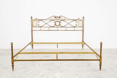 Letto in bronzo e metallo dorato. 112x177x206 cm ca. Letto in bronzo e metallo dorato. XX 