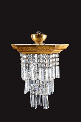 Lampadario a stella. 47x38 cm ca. Lampadario tre luci a stella in bronzo dorato con gocce. Inizi 