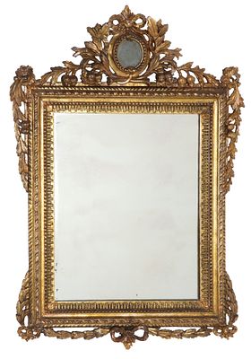 Specchiera dorata. 86x61 cm ca. Specchiera in legno intagliato e dorato. Fine XVIII secolo. 