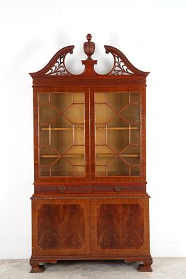 Vetrina inglese. 232x120x42 cm ca. Vetrina in mogano a quattro ante con due cassetti sulla 