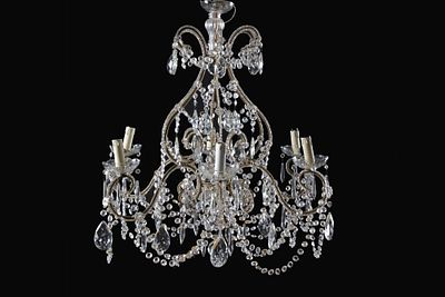 Lampadario sei luci. 75x67 cm ca. Lampadario sei luci in metallo dorato con perline e pendenti a 