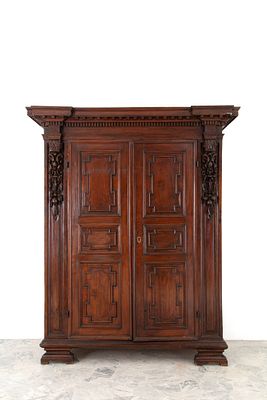 Armadio in noce. 250x200x 90 cm ca. Armadio in noce con cariatidi grottesche e cappello 