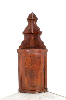 Angoliera. 189x50x50 cm ca. Angoliera con alzata in legno di noce. XIX secolo.