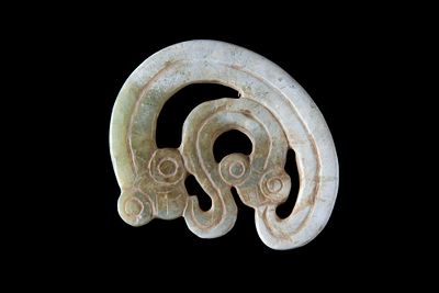 Ciondolo in giada a forma di draghi. 5x6 cm ca. Ciondolo in giada traforata e incisa a forma di 