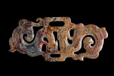 Pendente in giada con draghi e fenici. 9x19 cm ca. Pendente in giada traforata e intagliata con 