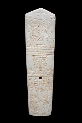 Lama cerimoniale arcaica in giada bianca. Lung. 24,5 cm ca. Lama cerimoniale arcaica in giada 