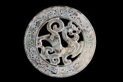 Disco in giada traforata "DRAGO". Diam. 15 cm ca. Disco in giada traforata e intagliata 