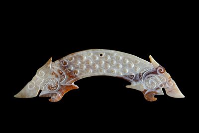 Pendente Huang in giada. Lung. 11,5 cm ca. Pendente in giada ad arco del tipo Huang. Cina.