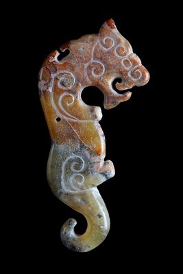 Pendente in giada a forma di drago. Lung. 10 cm ca. Pendente in giada traforata e incisa a forma 