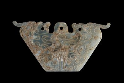 Pendente in giada incisa. 7x13,5 cm ca. Pendente in giada incisa. Cina.