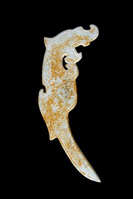 Pendente in giada a forma di drago. Alt. 17 cm ca. Placchetta in giada traforata e incisa a 