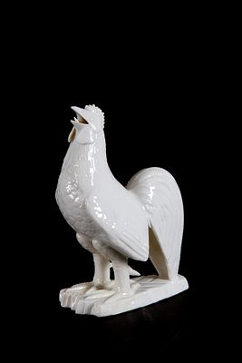 Scultura in ceramica "GALLO". Alt. 22 cm ca. Scultura in ceramica raffigurante "GALLO". Cina. 