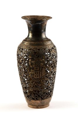 Vaso in argento. Alt. 21 cm ca. Vaso in argento traforato e cesellato con monogramma al centro 