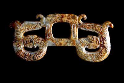 Placchetta in giada traforata. 5x11,5 cm ca. Placchetta in giada traforata e intagliata. Cina.