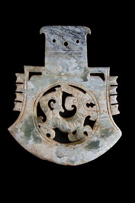 Lama di ascia cerimoniale in giada. 13,5x11 cm ca. Lama di ascia cerimoniale in giada traforata 
