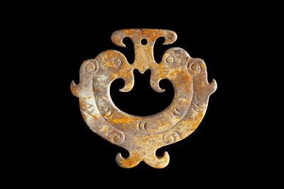 Pendente in giada. 5,5x5,5 cm ca. Pendente in giada traforata e incisa. Cina.