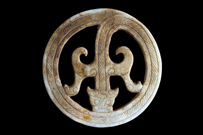 Disco ornamentale in giada. Diam. 10,5 cm ca. Disco ornamentale in giada traforata e intagliata 