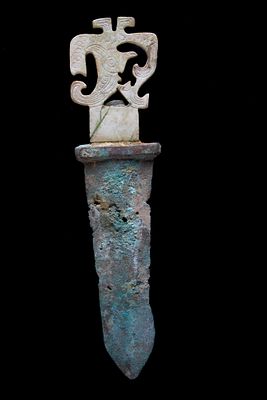 Pugnale con impugnatura in giada. Lung. 28 cm ca. Pugnale con impugnatura in giada traforata e 