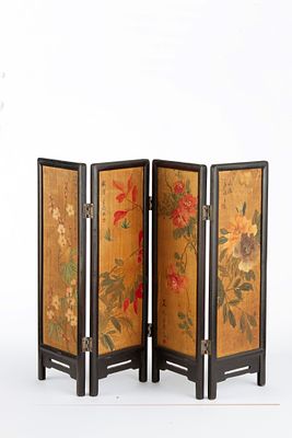 Piccolo paravento. 40,5x56 cm ca. Piccolo paravento a quattro elementi in legno ebanizzato. 