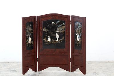 Piccolo paravento in legno laccato decorato in lacca Coromandel con scene di vita orientale in 