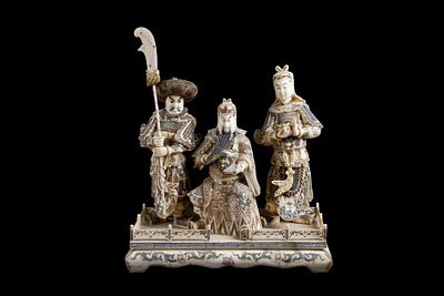 Scultura in osso "SCENA DI CORTE". 52x44x23 cm ca. Scultura in osso intagliato e dipinto 