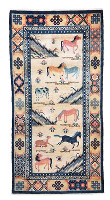 Tappeto Pekino. Cina. 142x69 cm ca. Tappeto Pekino. Cina. Inizi XX secolo. Perfetto stato di 