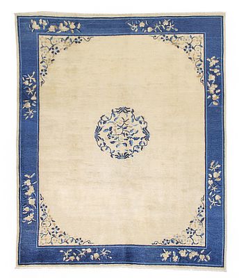 Tappeto Pekino. Cina. 275x230 cm ca. Tappeto Pekino. Cina. Circa 1900. Buono stato di conservazione.