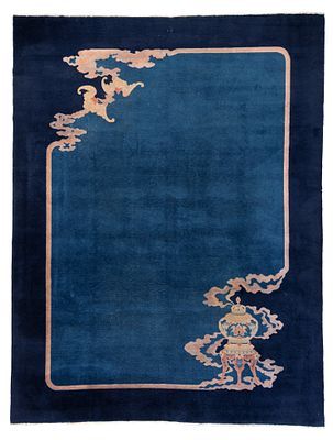 Tappeto Pekino. Cina. 365x275 cm ca. Tappeto Pekino. Cina. Inizi XX secolo. Segni di usura 