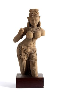 Scultura pietra indiana. Alt. 59 cm ca. Scultura in pietra arenaria. Base in legno. India. 