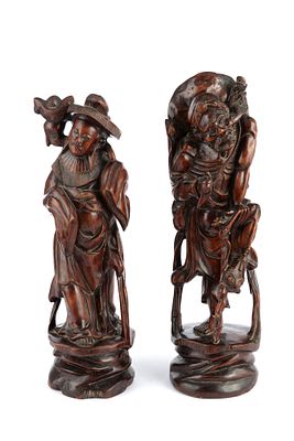 Due sculture lignee. Alt. 37 e 35 cm ca. Due sculture in legno scolpito e intagliato 
