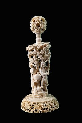 Scultura in avorio "COLONNA CON PUZZLE BALL". 23,5x10x10 cm ca. Scultura in avorio raffigurante 