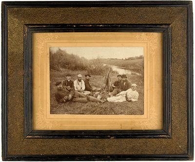 Неизвестный фотограф. 
Охотники на привале. 1880-е гг. Фотография 16&times;22,5 см, паспарту 